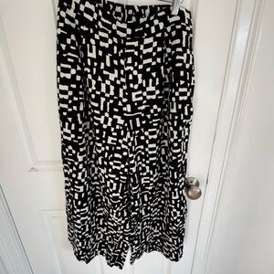 Chic Black and White Geometric Skirt